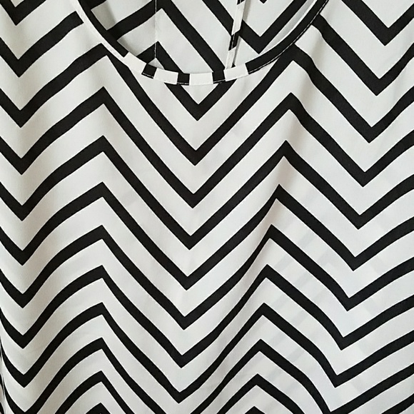 Express sleeveless top - Picture 3 of 5